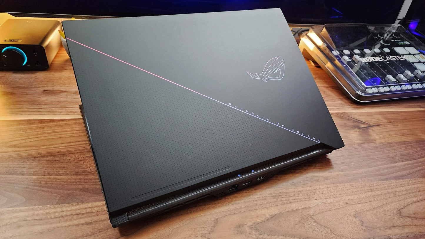 ASUS ROG Zephyrus Duo - RTX 4090 | R 9 7945HX | 64 GB D5 | 240 Hz ROG
